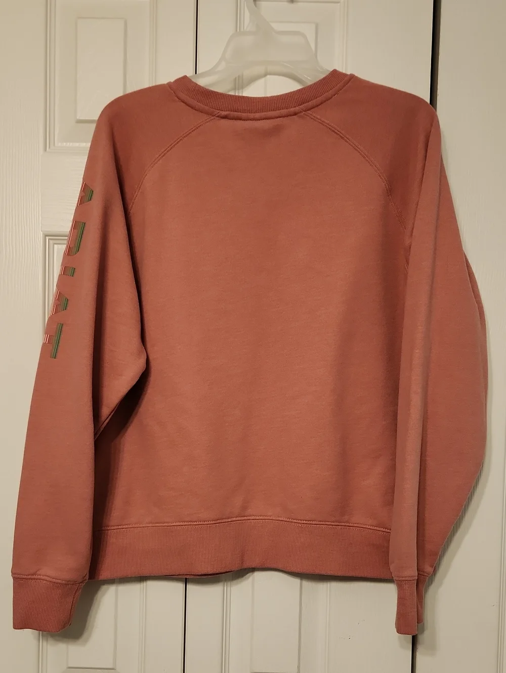 Ariat Women’s Crewneck Logo Sweatershirt in Dusty Rose - Picture 7 of 12